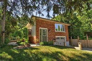 Exterior - Adorable 1 Bedroom Suite With Kitchen & (Cambridge)