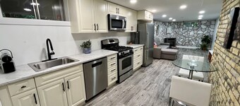 Adorable 1 Bedroom Suite With Kitchen &