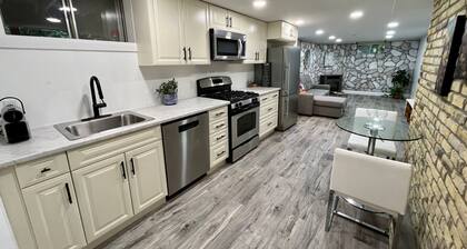 Adorable 1 Bedroom Suite With Kitchen &