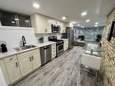 Adorable 1 Bedroom Suite With Kitchen &