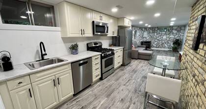 Adorable 1 Bedroom Suite With Kitchen &