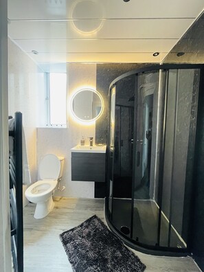 Apartamento, 3 habitaciones, chimenea, vistas a la ciudad | Baño
