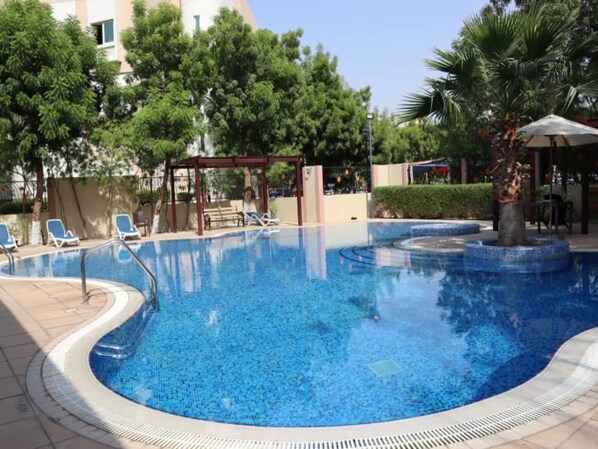 Una piscina al aire libre