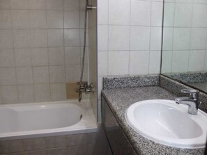 Bathroom - Stunning Studio - With Balcony (Dubai)