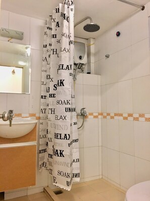 Apartment, 2 Bedrooms | Bathroom | Shampoo