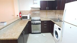 Private kitchen - Lovely Furnished Studio With Pool (Dubai)