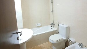Bathroom - Lovely Furnished Studio With Pool (Dubai)