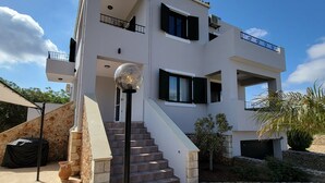 Villa - 4 soveværelser - ryger - balkon | Overnatningsstedets indgangsparti