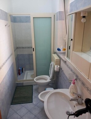 Departamento, 2 habitaciones, vista al océano | Baño | Secadora de cabello y toallas 