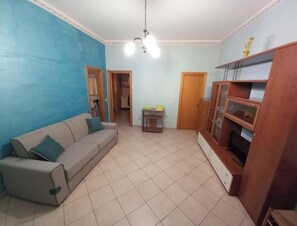 Apartamento, 2 quartos, vista para o oceano | Sala de estar | TV
