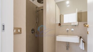 Apartment, 1 Bedroom | Bathroom - Newly Renovated Studio In Piscinula - Trastevere (Rome)