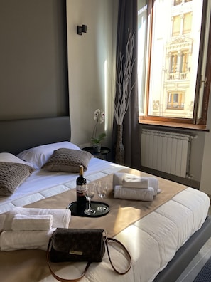 Memory foam beds, free minibar, in-room safe, desk - Soha Piazza di Spagna Boutique (Rome)