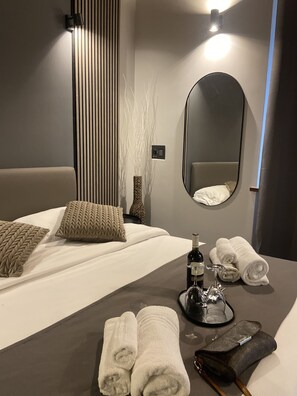 Comfort Room | Memory foam beds, free minibar, in-room safe, desk - Soha Piazza di Spagna Boutique (Rome)