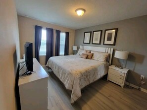 Room - 5 miles from Disney! - Family Friendly Florida Townhome w/ 2 pools (Kissimmee)