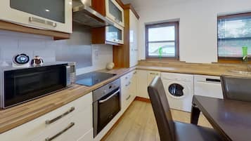 House, Multiple Beds | Private kitchen | Fridge, microwave, oven, stovetop