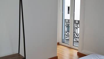 Phòng tiện nghi đơn giản | Bộ đồ giường cao cấp, chăn bông, màn/rèm cản sáng