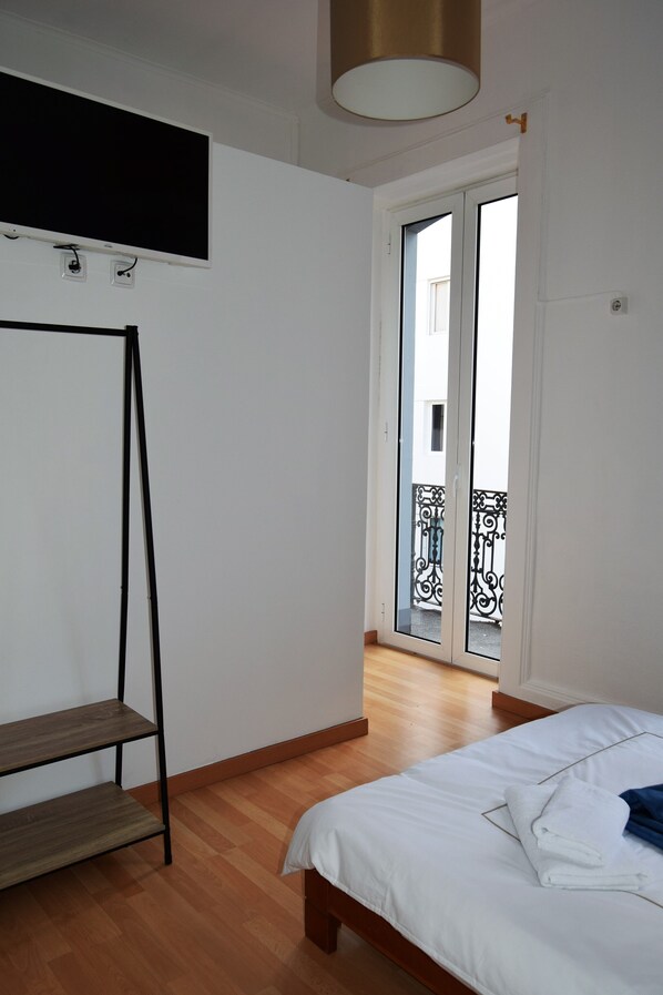 Habitación Confort | Ropa de cama de alta calidad, edredón, cortinas blackout y wifi gratis