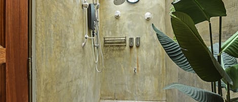 Shower, free toiletries, towels