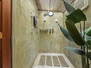 Shower, free toiletries, towels