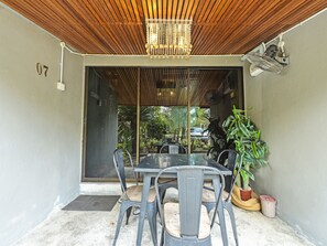 ห้องดีลักซ์ดับเบิล, เตียงควีนไซส์ 1 เตียง | ลานระเบียง/นอกชาน