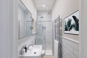 Shower, hair dryer, towels, soap - High-end Seven Dials Townhouse (Brighton)
