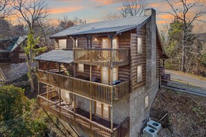 Exterior - Large 5 BR w/ Hot Tub, Mtn View, Pool Table, WiFi + Close to Pigeon Forge Strip (Sevierville)