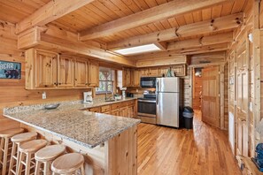 Fridge, microwave, oven, stovetop - Large 5 BR w/ Hot Tub, Mtn View, Pool Table, WiFi + Close to Pigeon Forge Strip (Sevierville)