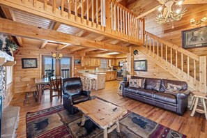 Smart TV, fireplace - Large 5 BR w/ Hot Tub, Mtn View, Pool Table, WiFi + Close to Pigeon Forge Strip (Sevierville)