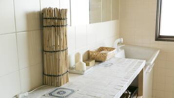 Baignoire, sèche-cheveux, bidet, serviettes fournies