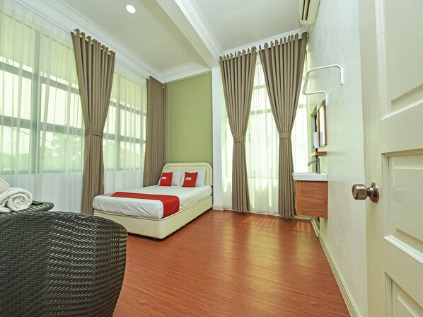 Dobbeltrom – deluxe, 1 queensize-seng | Skrivebord, lydisolert, wi-fi (inkludert) og sengetøy