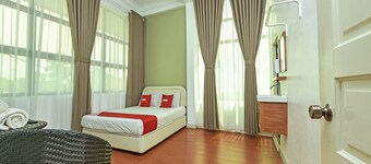 Oyo 90639 Hotel Azimah