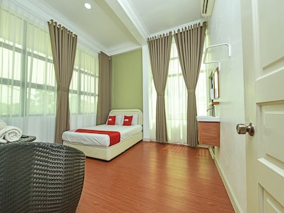 Oyo 90639 Hotel Azimah