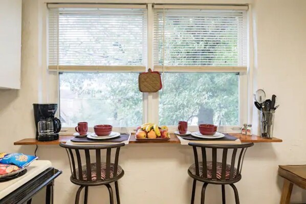 Dining - Great apartment minutes from downtown Pittsburgh (Pittsburgh)