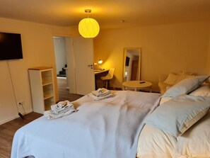 1 sovrum, skrivbord, strykjärn/strykbräda och resesäng