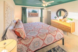 3 間睡房、書桌、熨斗/熨衫板、可攜式嬰兒床