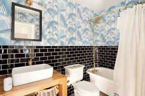 Bathtub, hair dryer, towels, shampoo - Private Pool, Hot Tub, 5 minutes to Park Entrance! (Joshua Tree)
