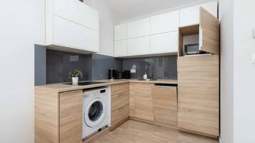 Réfrigérateur, plaque de cuisson, lave-vaisselle, cafetière/bouilloire