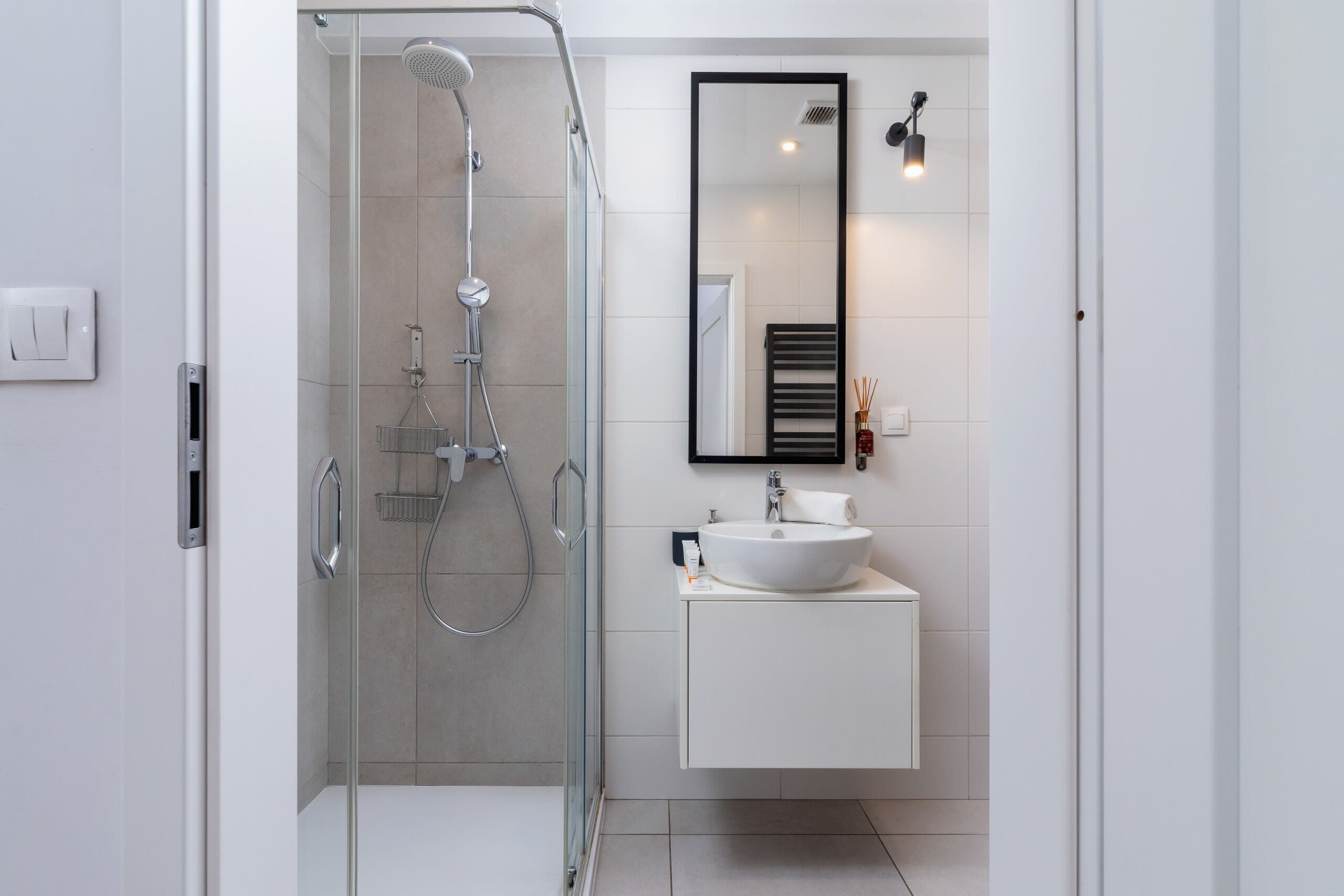 Shower, hair dryer, towels, shampoo