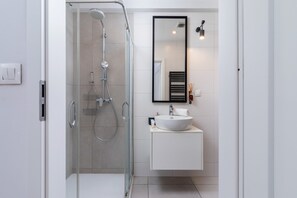 Douche, sèche-cheveux, serviettes fournies, shampoing