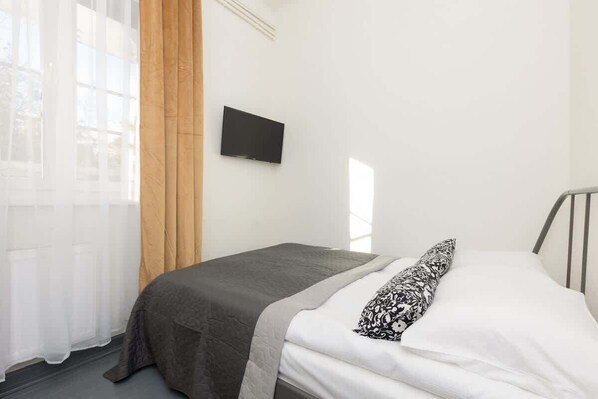 Iron/ironing board, WiFi, bed sheets