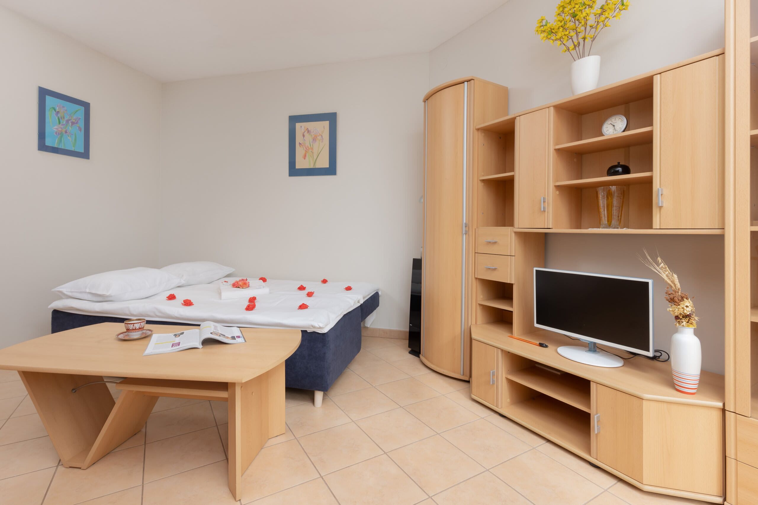 Tabla de planchar con plancha, wifi y ropa de cama 