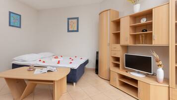 Tabla de planchar con plancha, wifi y ropa de cama