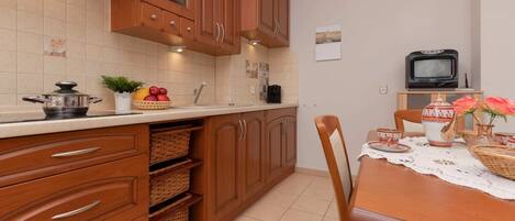 Fridge, microwave, stovetop, coffee/tea maker