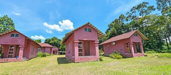 Oyo 90640 D'village River & Cafe Chalet