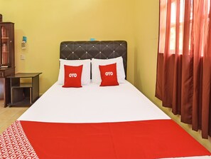 Desk, soundproofing, free WiFi, bed sheets - Oyo 90640 D'village River & Cafe Chalet (Kuala Tembeling)