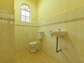 Habitación Deluxe con 2 camas individuales | Baño | Regadera, amenidades de baño gratuitas, toallas 