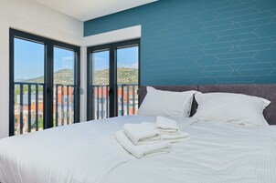 Quarto casal ou duplo superior | Frigobar, escrivaninha, espaço de trabalho para notebook