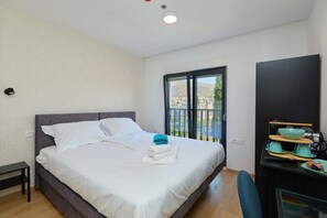 Minibar, desk, laptop workspace, soundproofing - DOMINIUM CITY SUITES (Dubrovnik)