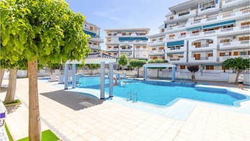 Una piscina al aire libre