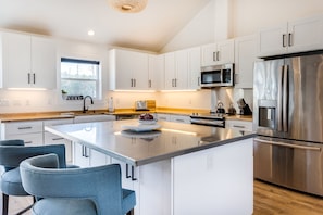 Frigorifero, microonde, forno, piano cottura